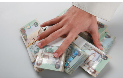 الإمارات.. فتاة تقترض 255 ألف درهم برسالة واتس أب وترفض ردها