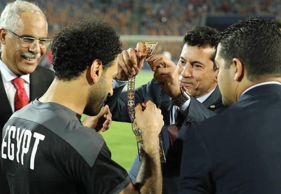 سخرية من تكريم محمد صلاح .. درع مسروقة وقلادة بـ27 جنيهاً