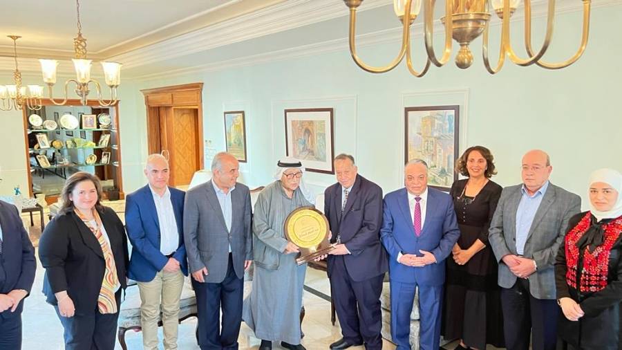 *المجالي يكرم جماعة عمان لحوارات المستقبل*