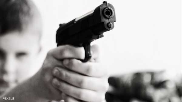 مأساة طفل العامين.. قتل والده بسلاحه