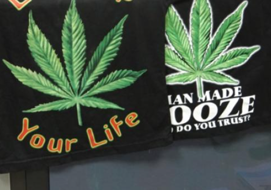 شرطة دبي تحذر من ملابس تحمل رموز المخدرات