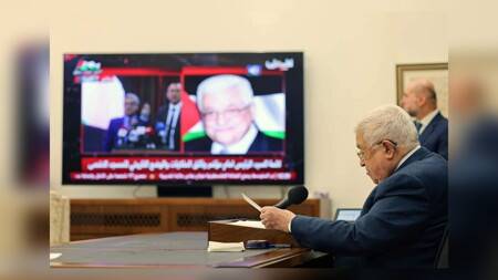 الرئاسة الفلسطينية تنشر صورا لعباس...بعد شائعات وفاته