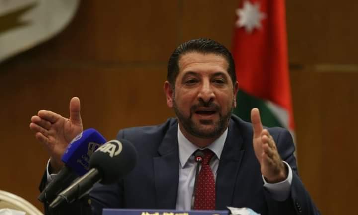 بعد مجالسة “حاخامات”.. داعية أردني يثير عاصفة جدل: “هل تناول النبي موسى المنسف وتزوج كركية؟