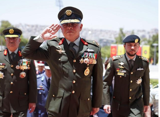 الملك يحضر احتفالا أقامه الجيش في صرح الشهيد