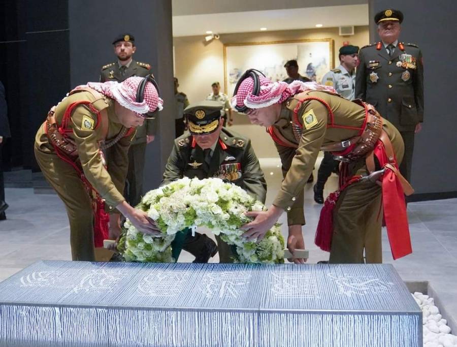 الملك يضع إكليلا من الزهور على ضريح الجندي المجهول في صرح الشهيد..صور