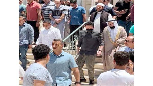 ولـي العهــد يشـارك جموع المصليـن أداء صلاة الجمعـة فـــي مسجــد كليــة الشريعــة