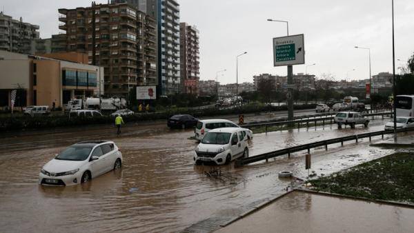 تركيا: تحذير من عاصفة رعدية شديدة في إزمير