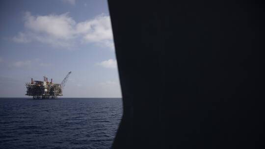 لبنانيون يعتصمون على الحدود الجنوبية بعد تصاعد أزمة ملف الغاز البحري