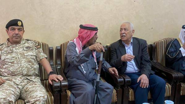 بتوجيهات من الملك.. رئيس الديوان الملكي الهاشمي يقدم واجب العزاء لاهل الشهيد السيايدة