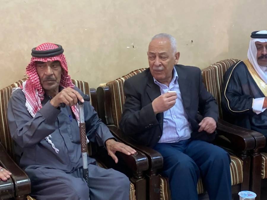 بتوجيهات من جلالة الملك العيسوي ينقل تعازي جلالته لذوي الشهيد الرقيب السيايدة _صور