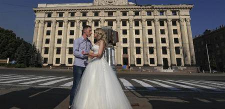 رغم استمرار القصف .. إذن خاص لجندي أوكراني للزواج من حبيبته