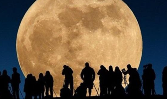 العالم يشهد أول بدر عملاق من أصل اثنين لعام 2022