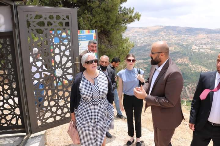 السفيرة الكندية تدشن مشروع محطة الشحن الكهربائية في عجلون