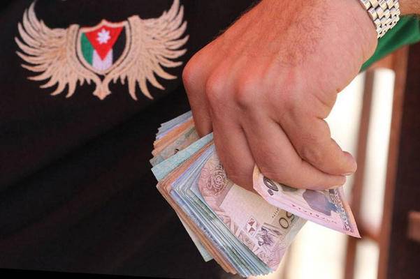 الحكومة : لا زيادة على الرواتب حاليا