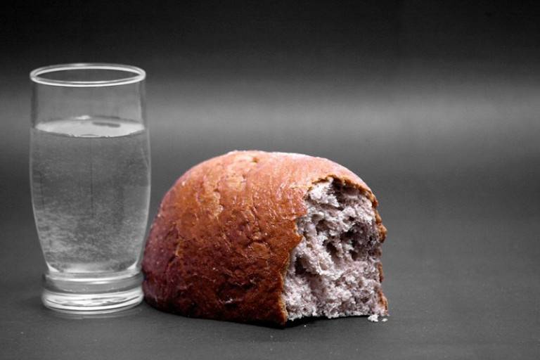 الحكومة: لا ارتفاع على أسعار الخبز والمياه