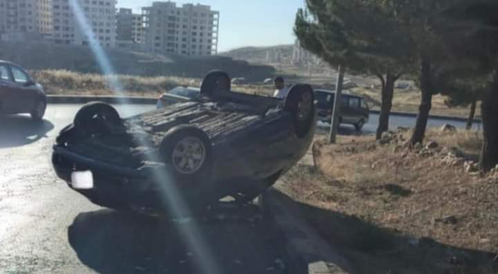 تدهور مركبة يتسبب بأزمة مرورية على طريق المطار