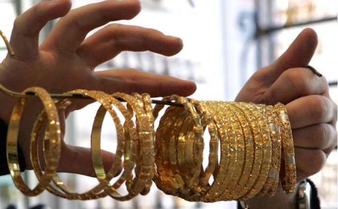 37.3 دينار سعر غرام الذهب عيار 21 في السوق المحلية