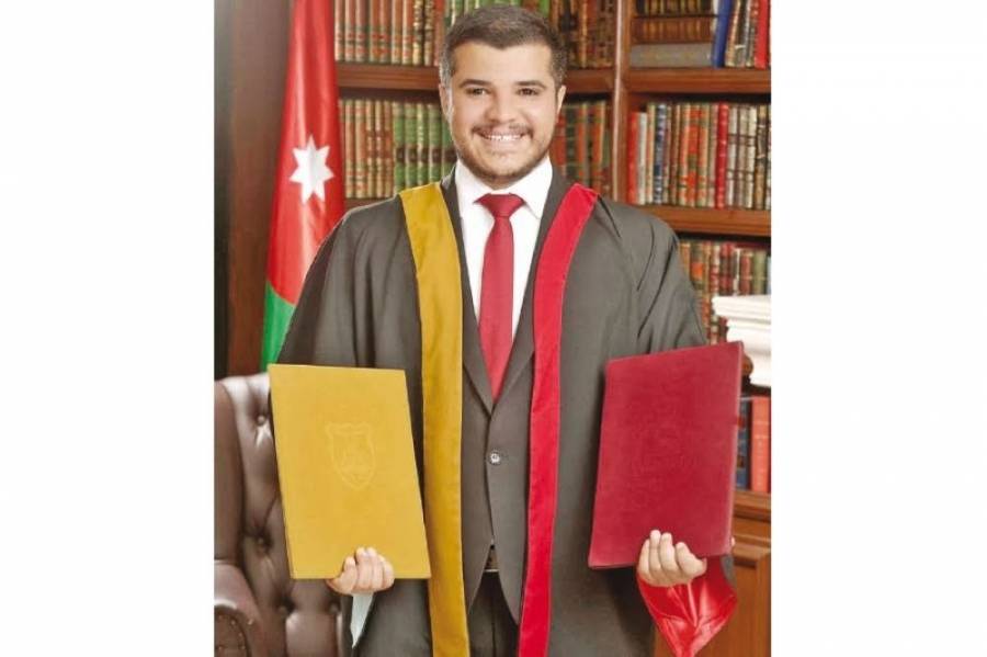 محمود.. يحصل على شهادتين جامعيتين بالطب والصيدلة