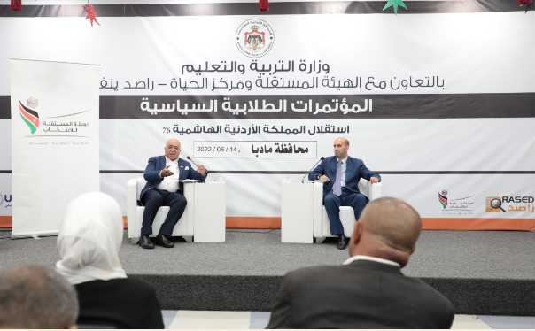 رئيس الهيئة المستقلة للانتخاب يحاور طلبة مدارس في مادبا