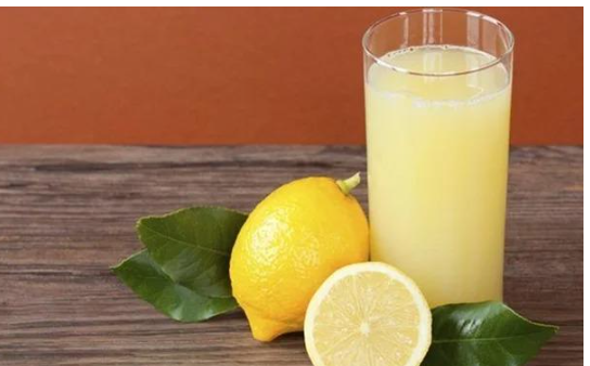 فائدة غير متوقعة يُكسبك إياها عصير الليمون.. ستصدمك