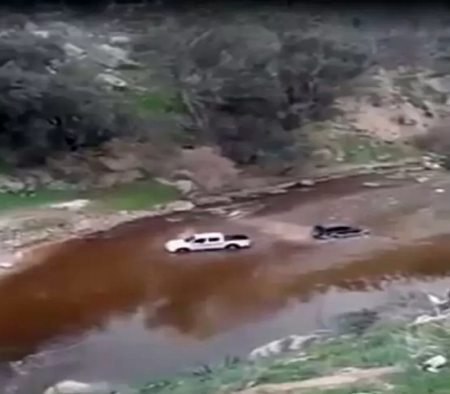 انقاذ سائق اراد قطع سيل جرش بمركبته