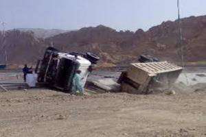 تدهور شاحنة وسقوط حمولتها بالقرب من  جسر الاتحاد باتجاه محافظة العقبة