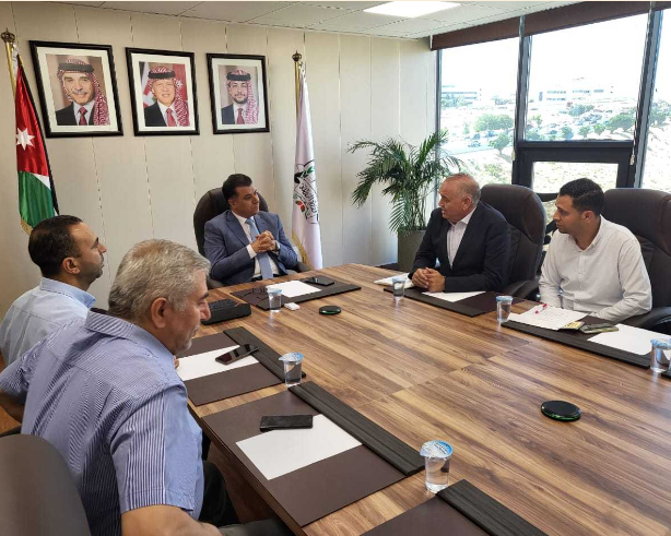 وزير الزراعة يلتقي مربي الدجاج البياض