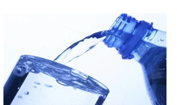 طبيب يوضح مخاطر نقص الماء في الجسم