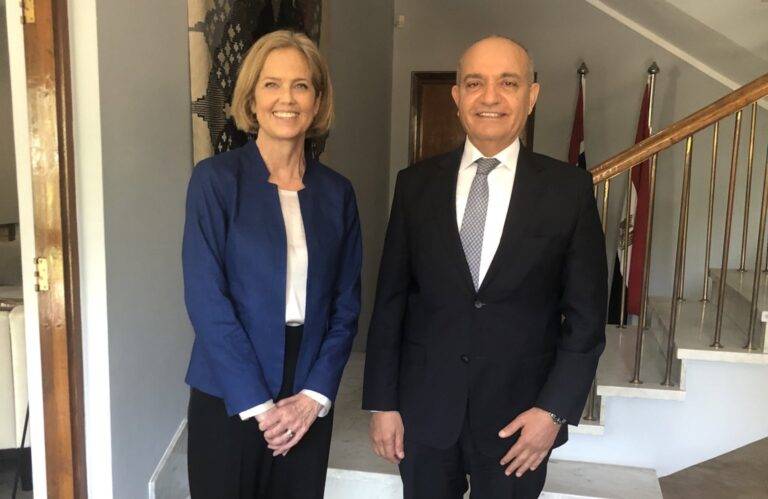 سفير الأردن في القاهرة يعقد لقاءات منفصلة مع سفراء دول