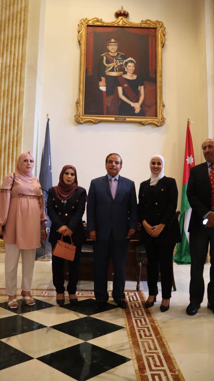 العين  غازي الطيب يكرم أسرة نيروز الإخبارية