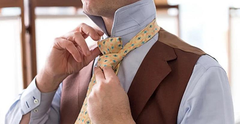 ارتداء ربطة العنق في الصيف يسبب جلطة دماغية