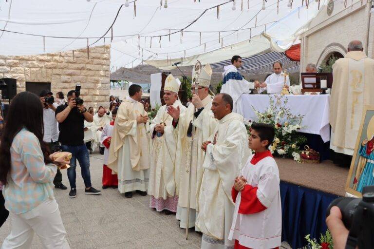 3 آلاف مسيحي يشاركون بيوم الحج في عنجرة ...صور