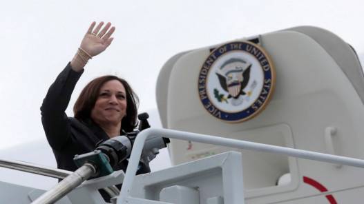 نائبة الرئيس الأميركي تشكل فريقا لمكافحة المضايقات على الإنترنت بعد حادث إطلاق نار