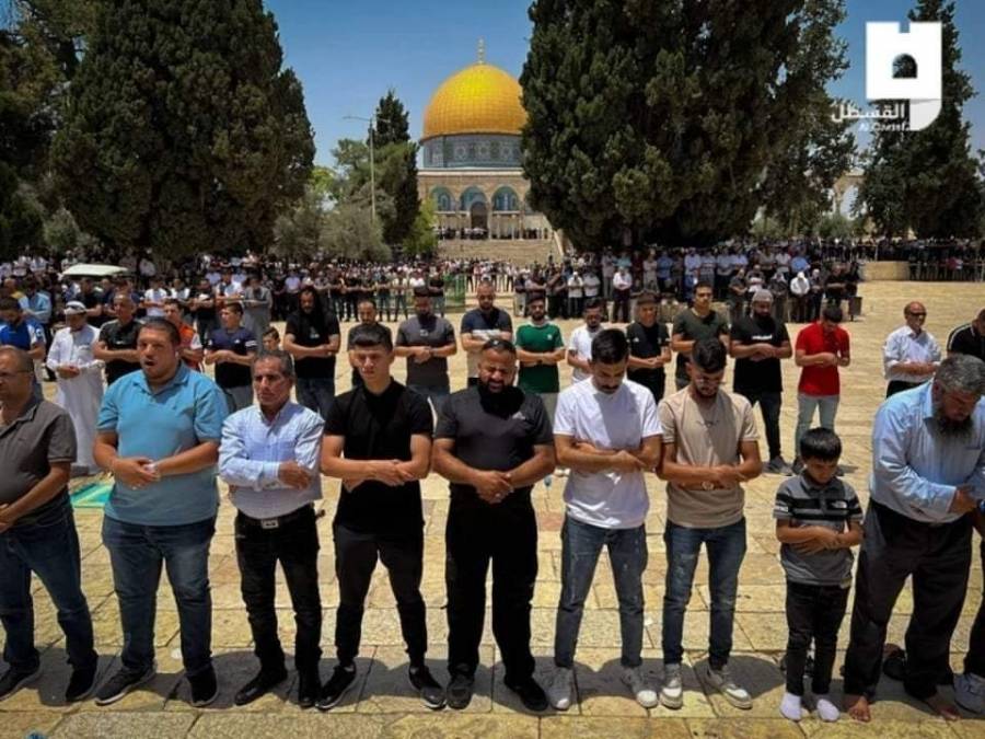 50 ألفا يؤدون صلاة الجمعة في رحاب الأقصى