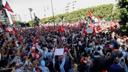 قبل استفتاء الدستور.. حراك سياسي ونقابي يربك الحوار في تونس