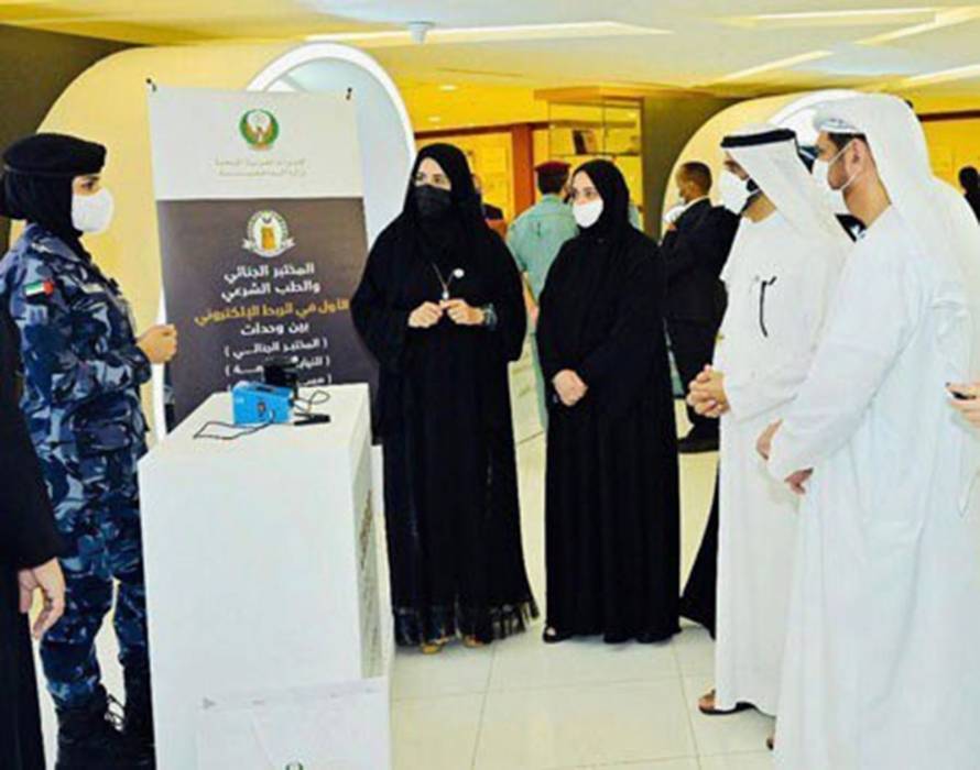 الإمارات..موظفة في شرطة رأس الخيمة تبتكر جهازاً لكشف الأشخاص خلف الحواجز