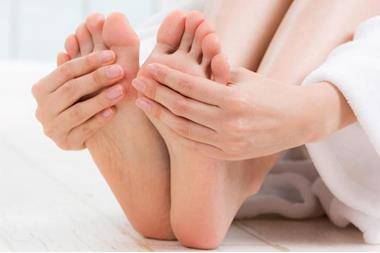 أسباب سخونة القدمين