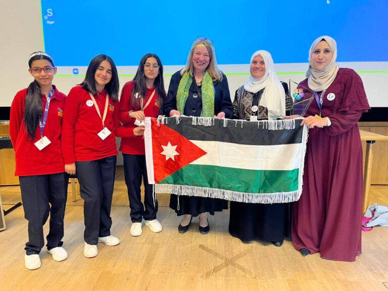 الطالبة سوار زريقات ضمن الفريق البحثي الأردني الفائز  بجائزة عالمية