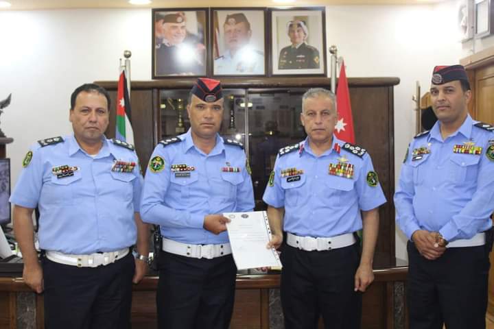 العميد الصعوب يكرم الملازم أول محمد الوردات موظف الشهر المتميز 