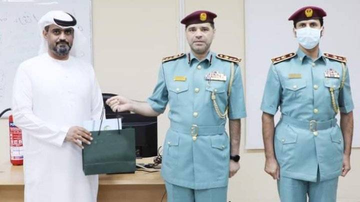 مدير مركز تدريب شرطة رأس الخيمة يخرج دورة  الأمن والسلامة 