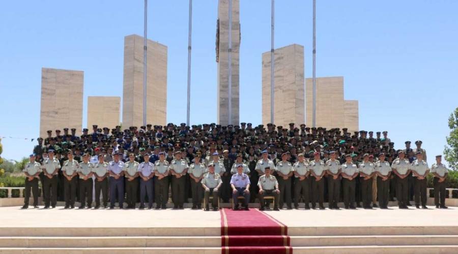 مندوبا عن الملك، الأمير فيصل يرعى حفل تخريج دورة القيادة والأركان...صور