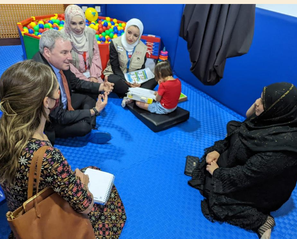 نائب مساعد وزير الخارجية الأميركي يطلع على أنشطة دعم الأشخاص ذوي الإعاقة