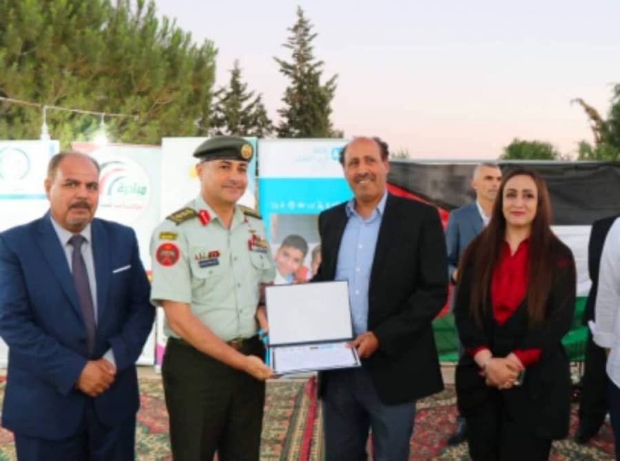 رئيس هيئة الأركان المشتركة يكرم نيروز الاخبارية 