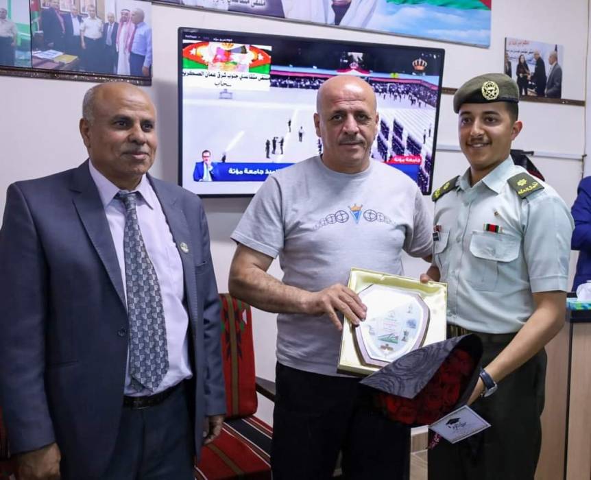 ملتقى متقاعدي جنوب شرق عمان العسكريين يكرم ضباط خريج مؤتة فوج 32...صور