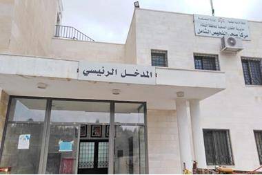 غياب المواصلات يفاقم معاناة مراجعي مركزي ماحص والفحيص الصحيين