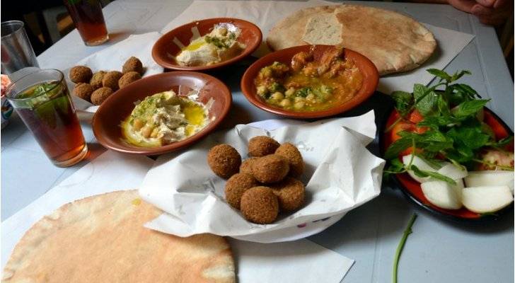 العواد يهدد وزارة الصناعة بتسريح عمال المطاعم وإغلاقها إذا لم ترتفع الأسعار