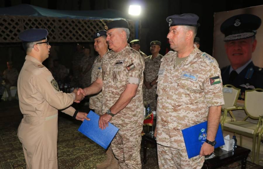 رئيس هيئة الأركان المشتركة يرعى تخريج دورة الطيران التعبوي ويتابع تمرين صقور الهواشم٢