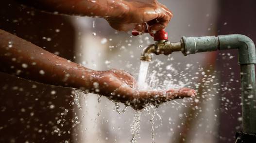 وزير المياه: الوضع المائي يزداد صعوبة ولا نفكر باستملاك آبار مخالفة بعيدة