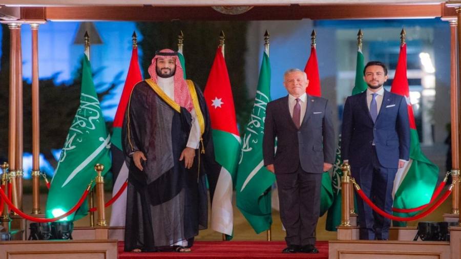 الملك يعقد مباحثات مع ولي العهد السعودي في قصر الحسينية