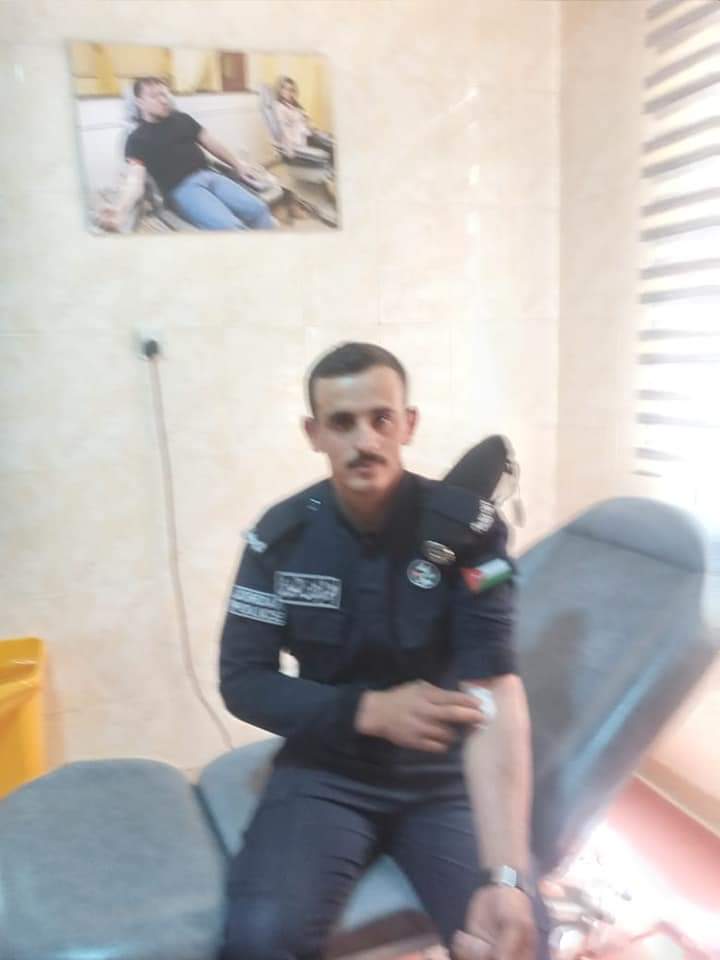 شرطة الطفيلة تلبي نداء مريض يطلب وحدات للدم ...